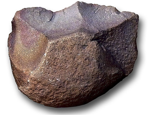 Home habilis (homme habile) fabrique différents outils taillés grossièrement qu’il utilise principalement pour dépecer les cadavres