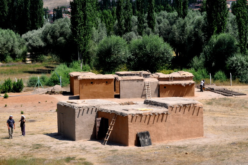 Les huttes rondes semi-enterrées deviennent des maisons quadrangulaires possédant souvent plusieurs pièces